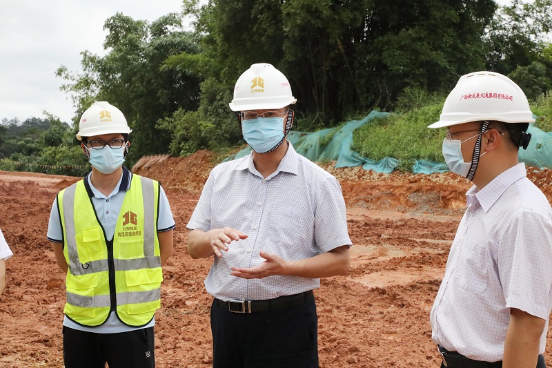 图2:林海波(左二)在南湛高速K108 500现场督导.jpg
