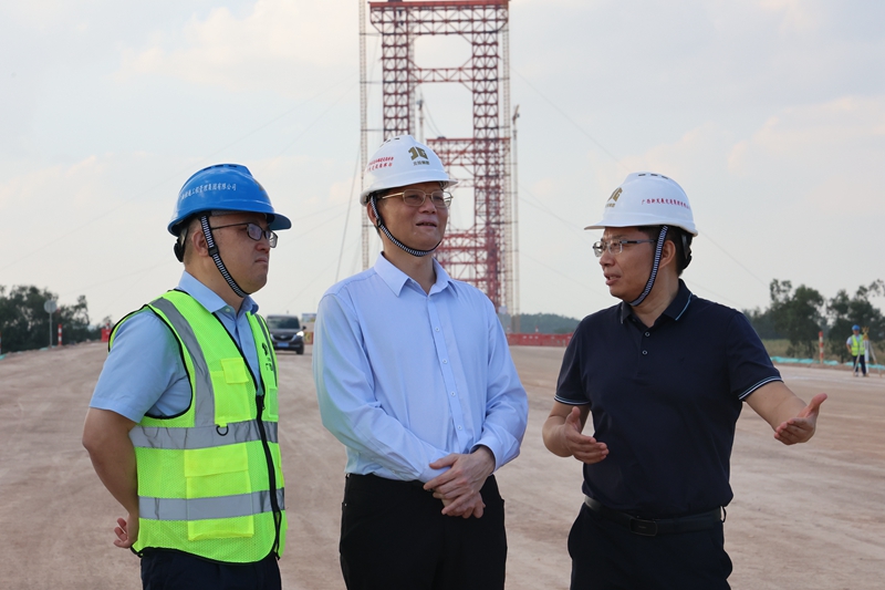 周善雄(中)在武忻高速建设现场调研.jpg