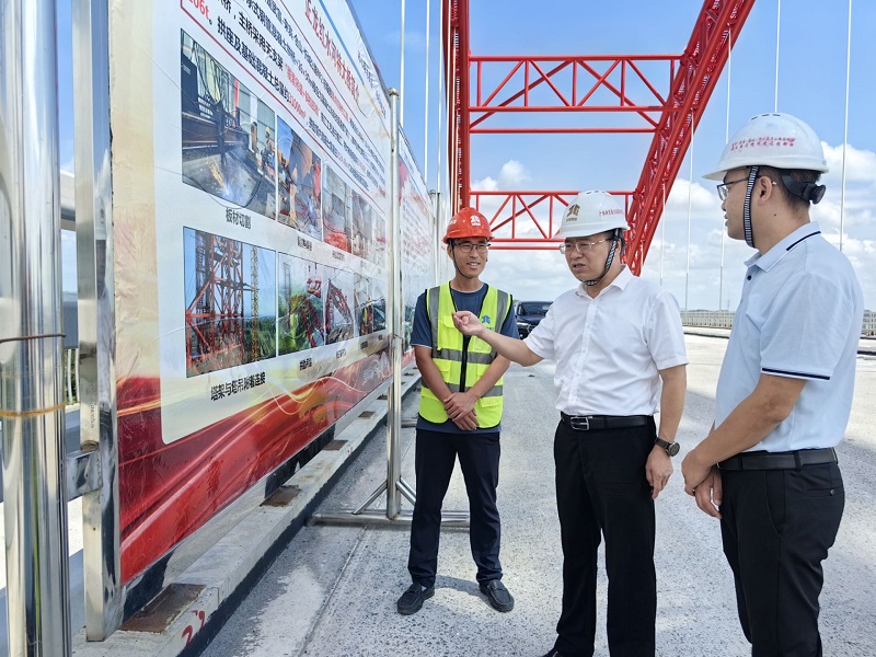 周灵(右二)在正龙红水河特大桥调研 覃芳摄.jpeg